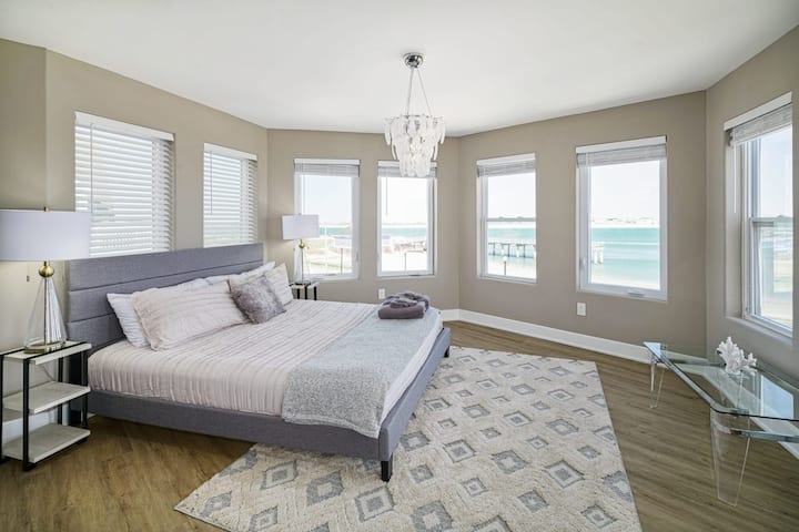 3rd floor suite surrounded by water views