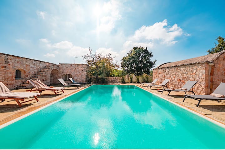 Casale La Cesarina – with Pool & Olive Groves