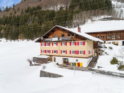 Spacious apartment with ski storage and terrace
