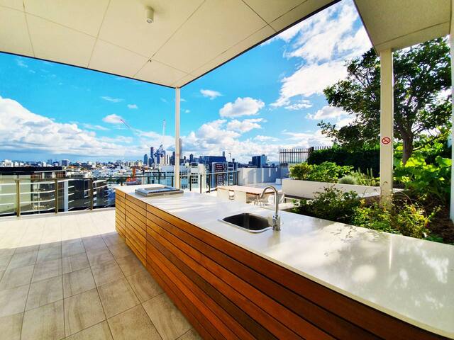 4BR Food&Drink Hub | Pool | 3 cars | Gym | Rooftop gallery image 2