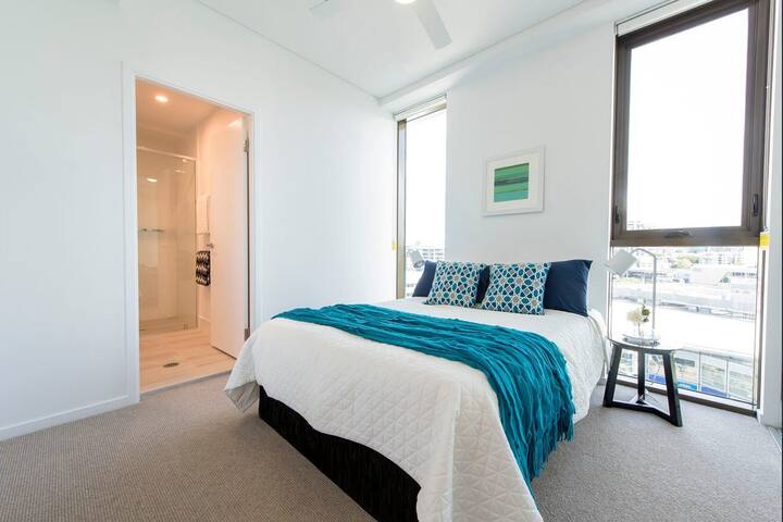 4BR Food&Drink Hub | Pool | 3 cars | Gym | Rooftop gallery image 4