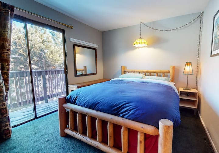 חדר שינה שני בקומה הראשית עם מיטת קווין סייז, חדר ארונות צמוד ומרפסת.