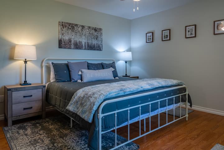 El segundo dormitorio cuenta con una cama tamaño king y baño privado. 