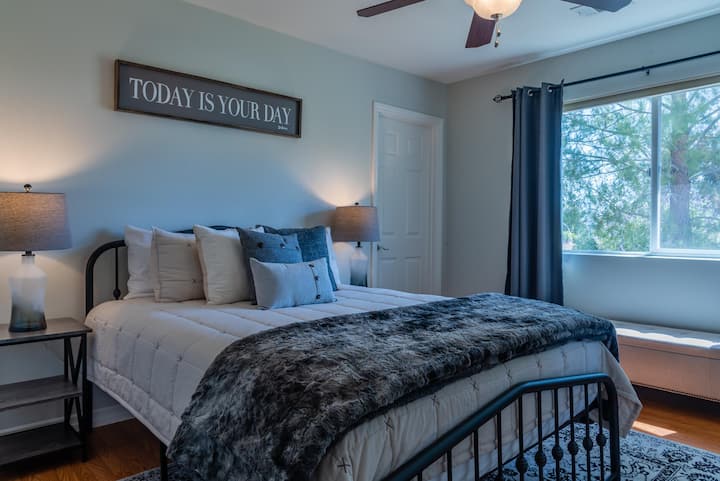 El primer dormitorio cuenta con una cama tamaño queen y un baño privado