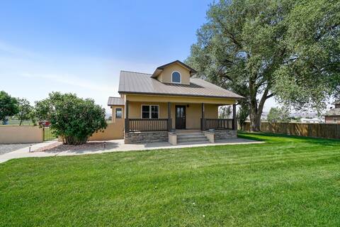 Farmhouse V: Country Home on 2 Pet-Friendly Acres
