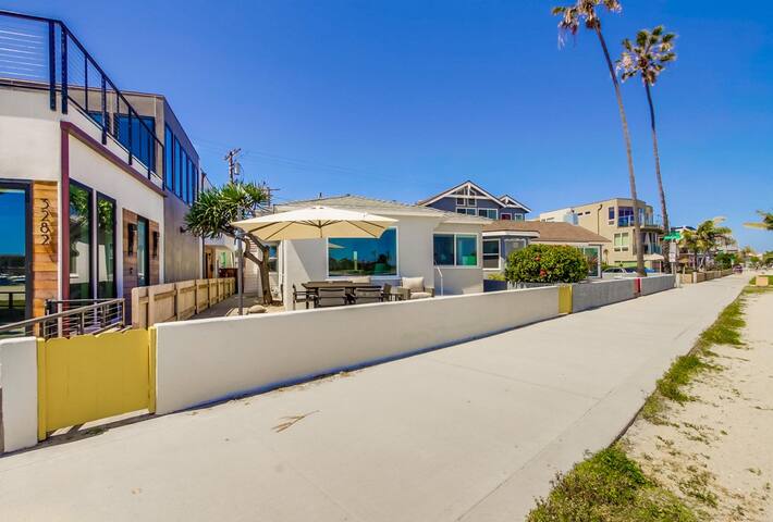 100’ of Water Front * 3 Houses * 7 Parking * AC gallery image 3