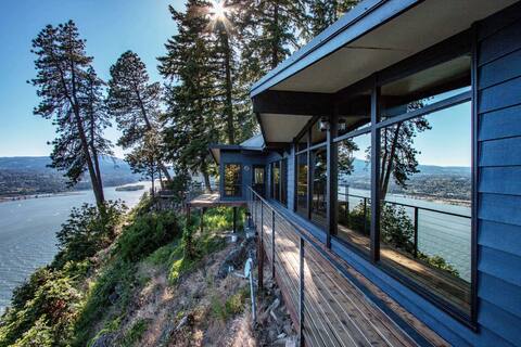 Eye On The Gorge - On The Edge, Hot Tub