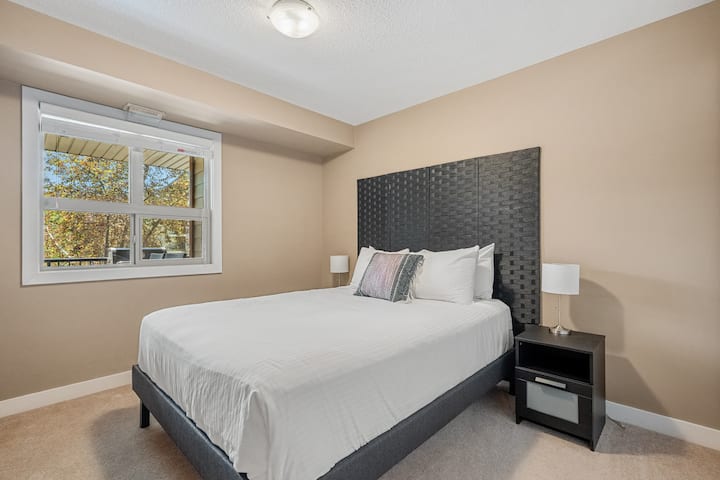 Druhá spálňa s manželskou posteľou a skriňou.