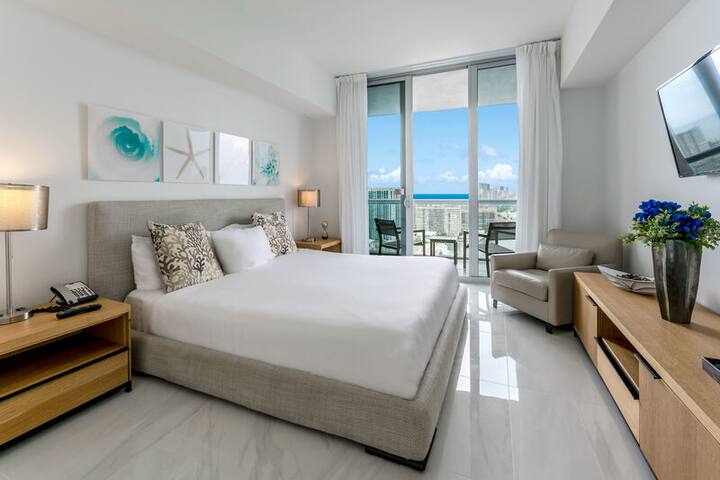LuxRenovated 2BR Breathtaking OceanView 30Floor gallery image 5