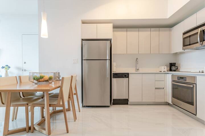 LuxRenovated 2BR Breathtaking OceanView 30Floor gallery image 4