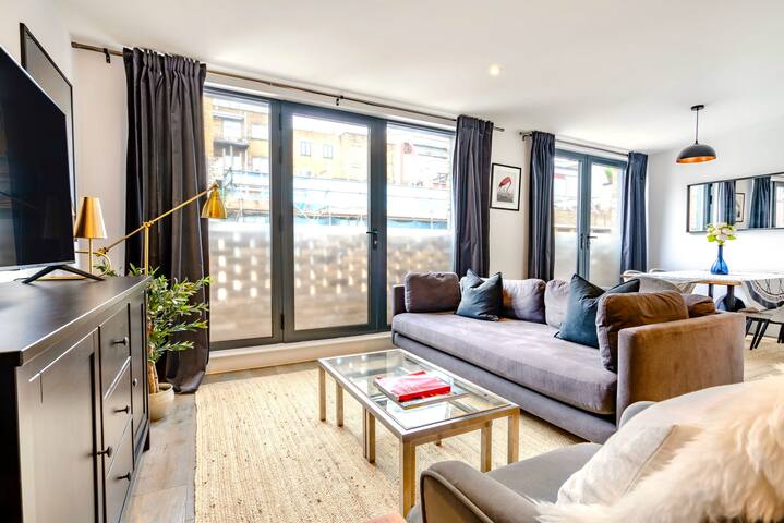 Modern Bloomsbury Apartment with Contemporary Desi