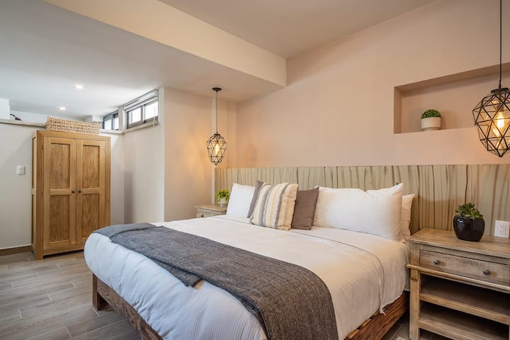 Dormitorio con cama king size