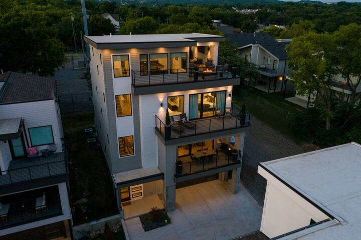 Modern Luxury! Hot Tub,Mini Golf,Elevator,Views gallery image 3