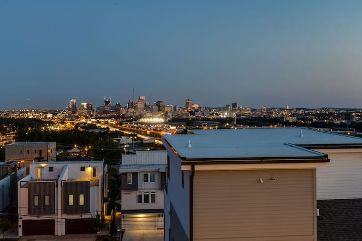 Modern Luxury! Hot Tub,Mini Golf,Elevator,Views gallery image 2