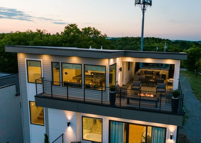 Modern Luxury! Hot Tub,Mini Golf,Elevator,Views gallery image 5