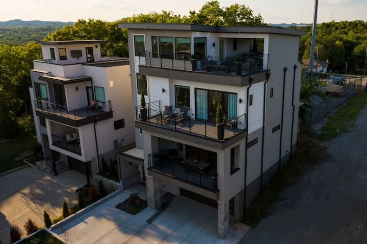 Modern Luxury! Hot Tub,Mini Golf,Elevator,Views gallery image 4