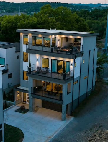 Modern Luxury! Hot Tub,Mini Golf,Elevator,Views