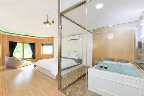 Unique (private house, double floor, jet spa) in the house where you will have a relaxing day with y