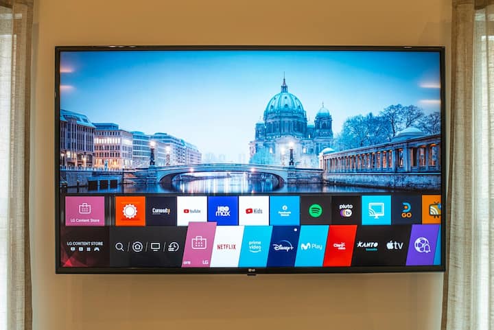 All bedrooms and the living room has a smart TV that connects to Netflix, Youtube, Prime, etc. 4 TVs in total.