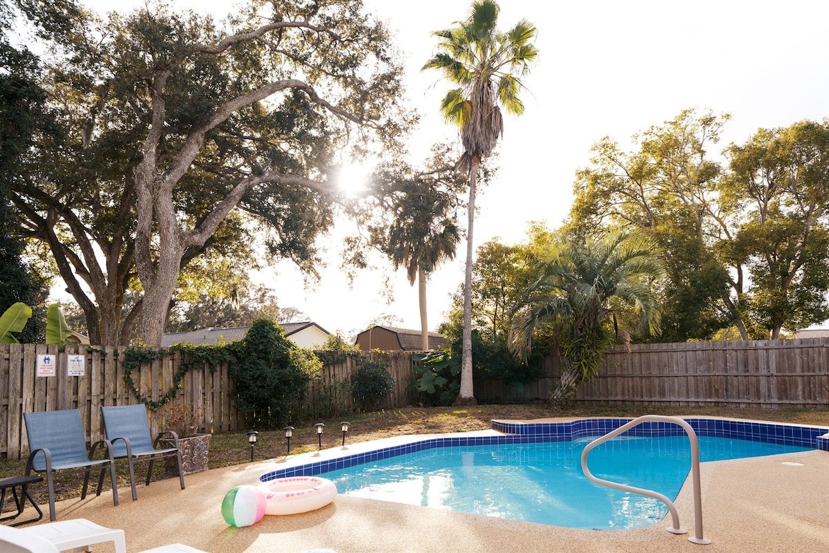 Private Oasis near Daytona w/pool