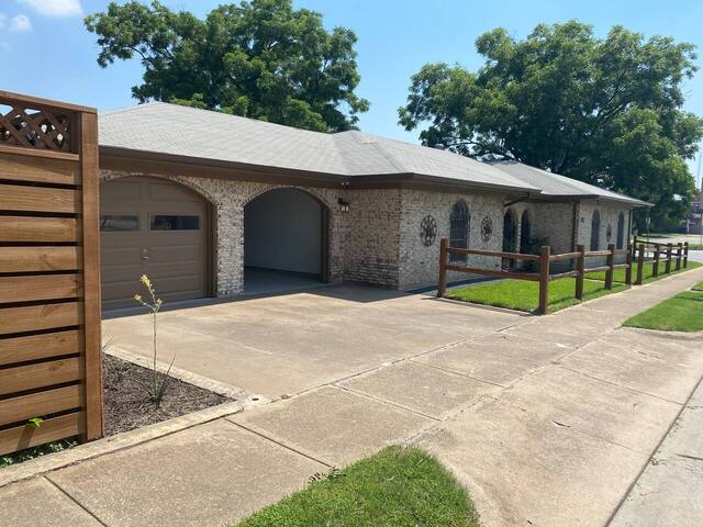 StockYards 3 Blocks-TCU close-Ranch House sleeps 8 gallery image 4