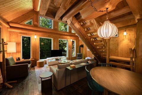 Halfmoon Cottage: Forest views, private hot tub
