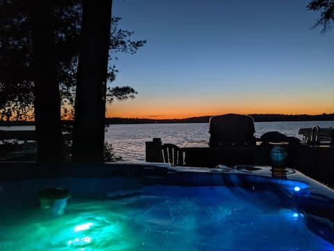 Cozy Home, Hot Tub, Dock, Kayaks, Swimming & More!
