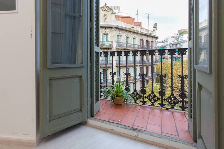 Key BCN Girona 3.2 (8pax) gallery image 5