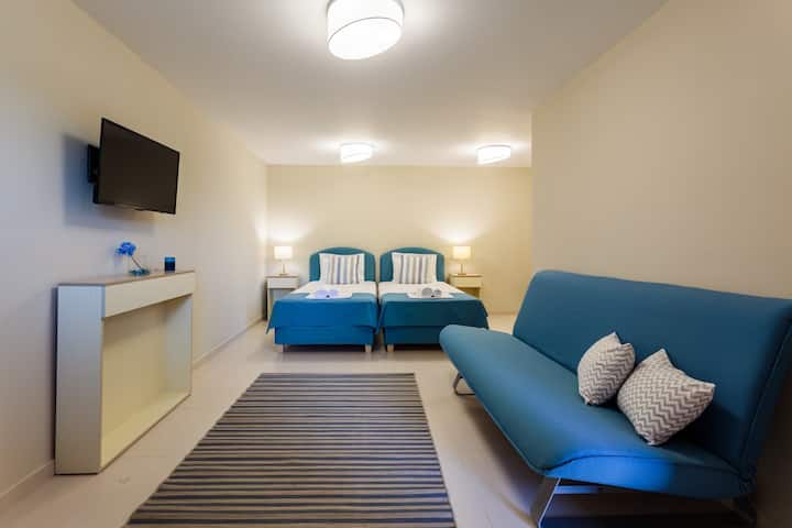 Bedroom with 2 single beds