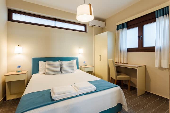 Bedroom with double bed and air-condition