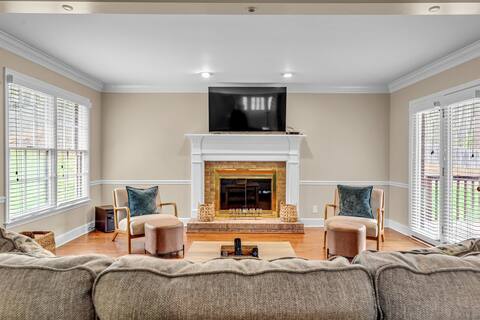 Soaking Tub | Fenced Yard | Pet-Friendly | HD TVs