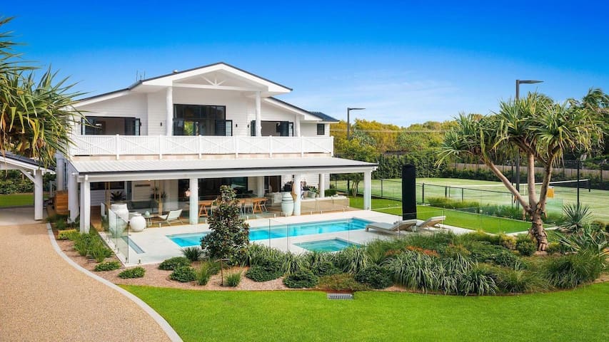 Your Luxury Escape – Cedar Seas