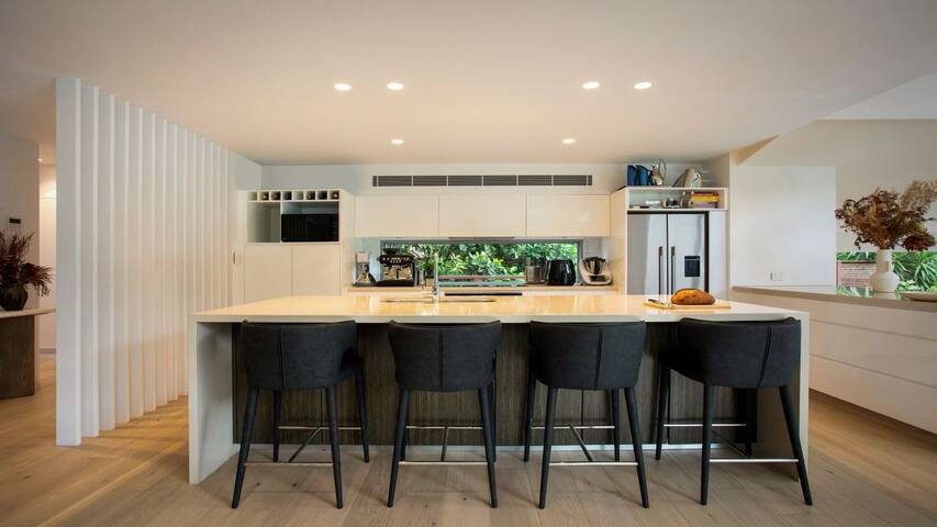 Tranquil Oasis – walking distance to beaches gallery image 4