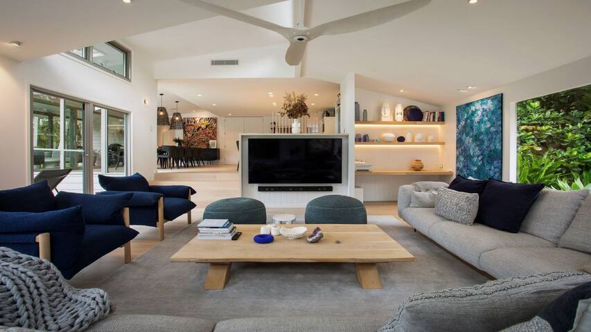 Tranquil Oasis – walking distance to beaches gallery image 3