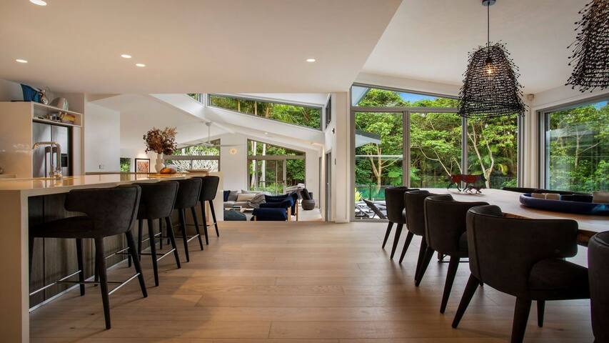 Tranquil Oasis – walking distance to beaches gallery image 5