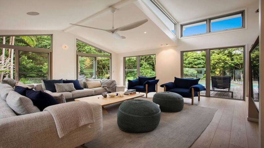 Tranquil Oasis – walking distance to beaches gallery image 2