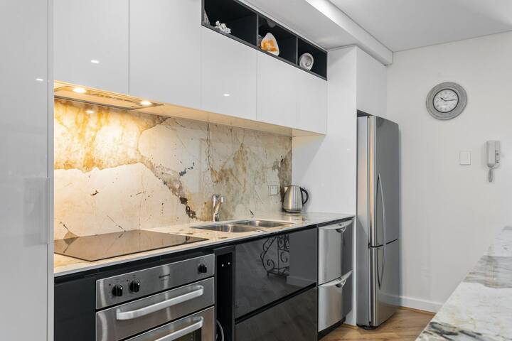 Apartment M305 – a popular beachside apartment! gallery image 2