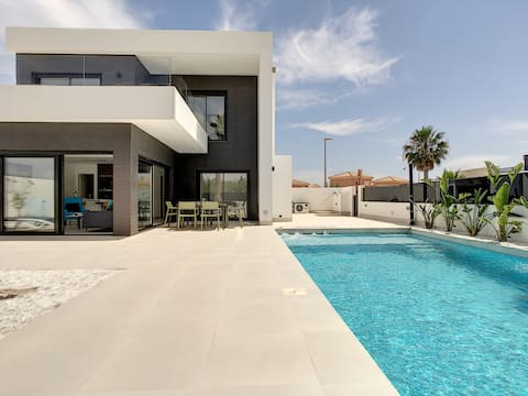Villa, large private pool and great outdoor space