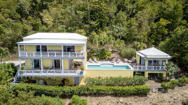Coastin Along - Refreshingly Colourful Villa - Coral Bay