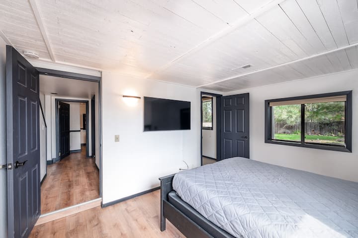 Bedroom #2
Downstairs bedroom to the right. 
Small step down (see photo).
Queen bed
Access to Jack and Jill bathroom (bathroom #2)
Smart TV, live streaming and all your favorite apps.