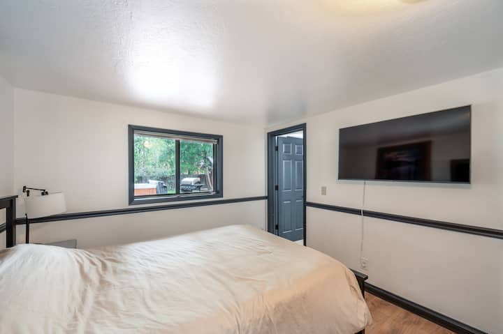 Bedroom #1
Smart TV, Live streaming and all your favorite apps.
Access to Jack and Jill bathroom (bathroom #2)