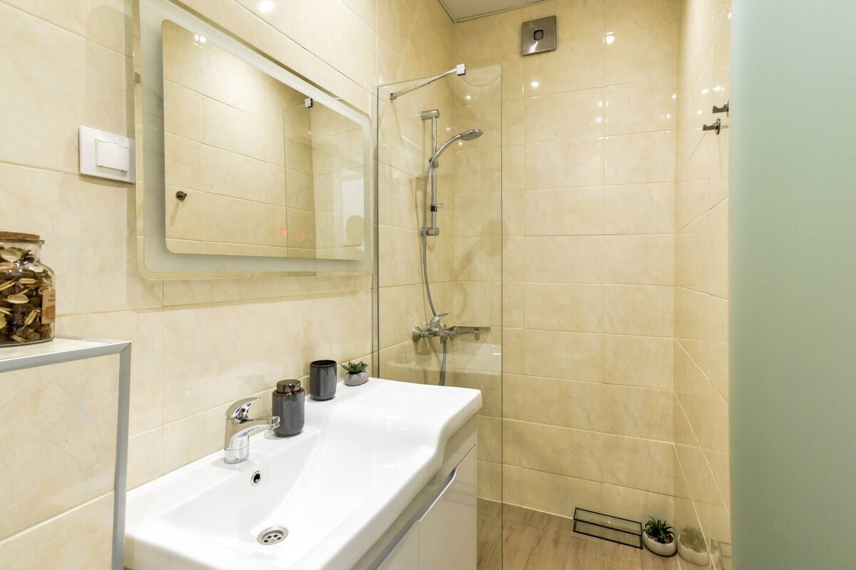 ห้องน้ำทันสมัยนี้มีฝักบัวแบบวอล์คอินห้องสุขาและสิ่งอำนวยความสะดวกทั้งหมดที่จำเป็นสำหรับการเข้าพักของคุณ ผ้าขนหนูสะอาดของใช้ในห้องน้ำและการออกแบบที่ทันสมัยทำให้ห้องน้ำนี้เป็นจุดเริ่มต้นและสิ้นสุดวันของคุณ