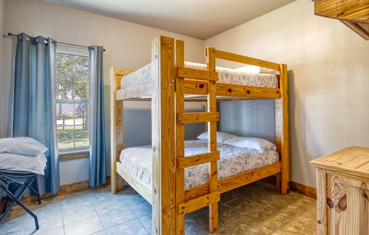 Cama completa en la litera completa en el segundo dormitorio.