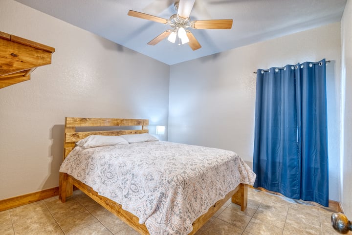 Dormitorio principal - Cama tamaño queen.  Baño privado fuera del dormitorio principal.