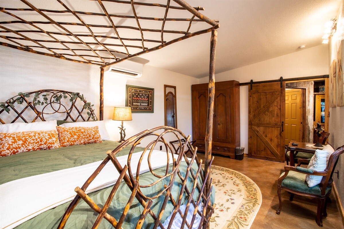 Fli nën trarë rustikë në suitën tonë të rehatshme "queen" me stil të vjetër në Teksas