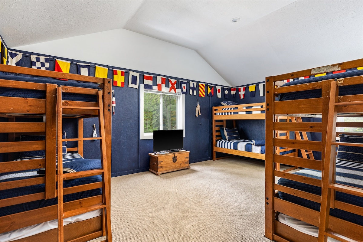 3 kreveta na kat s 2 pomoćna ležaja daju vam 8 kreveta za jednu osobu u ovoj sobi. 