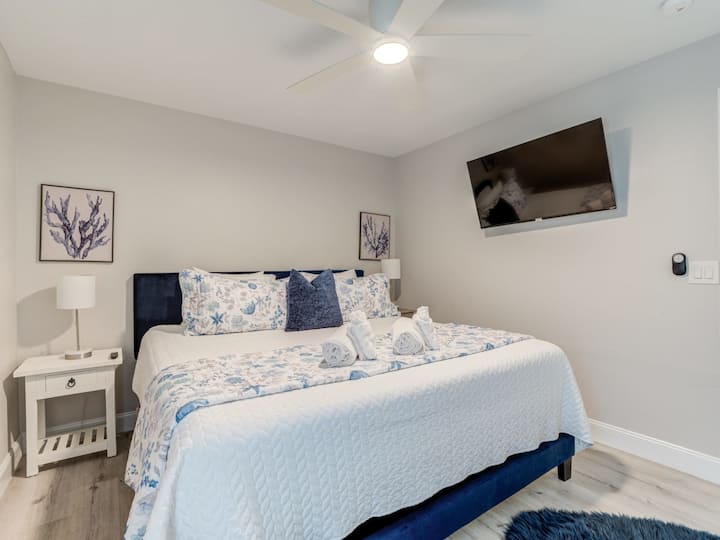 Seconda camera da letto con letto king size, materasso in memory foam più recente, lenzuola di lusso in cotone al 100% e Smart TV