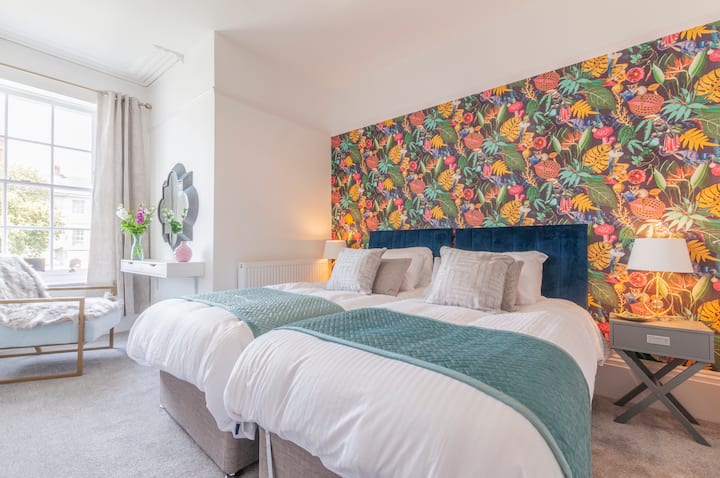 Bright And Spacious Second Floor Apartment - Plymouth