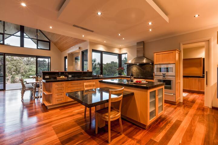 Nanga Mai—Luxe Bushland Haven near Yallingup Beach gallery image 3