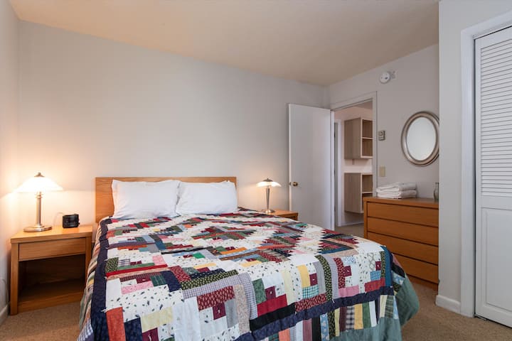 - Chumba cha kulala kilicho na kitanda chenye rangi nyingi na chenye starehe - Mwangaza wa joto na muundo rahisi wa fanicha za mbao - Mapumziko ya kupumzika baada ya jasura za nje za mlima